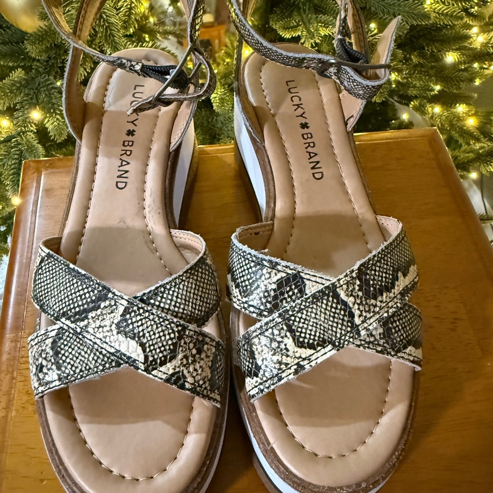 Lucky Brand Tarhi Crossband Wedge Sandals in a Snake -print, 
NWOT, Size 6.5